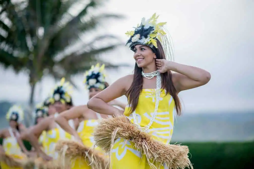 hula dancers in hawaii