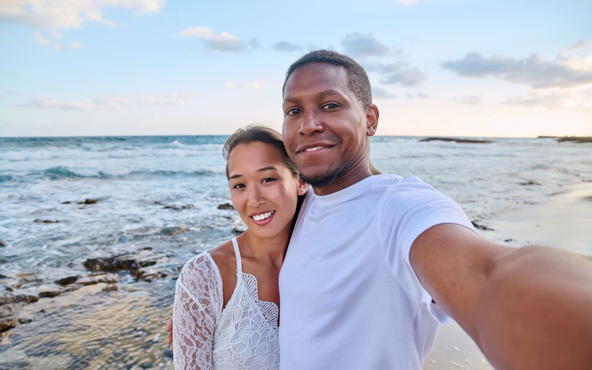 what to wear in hawaii - couple in hawaii on a beach